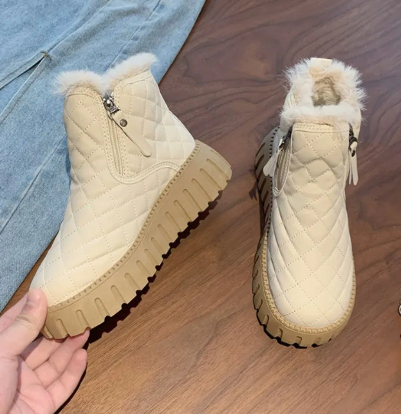 Bota Sabrina™ com Forro Interno e Solado Tratorado / Inverno Aconchegante com Visual Atemporal!