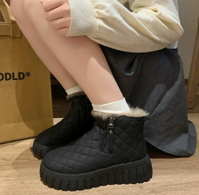 Bota Sabrina™ com Forro Interno e Solado Tratorado / Inverno Aconchegante com Visual Atemporal!