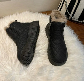 Bota Sabrina™ com Forro Interno e Solado Tratorado / Inverno Aconchegante com Visual Atemporal!