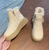 Bota Sabrina™ com Forro Interno e Solado Tratorado / Inverno Aconchegante com Visual Atemporal!